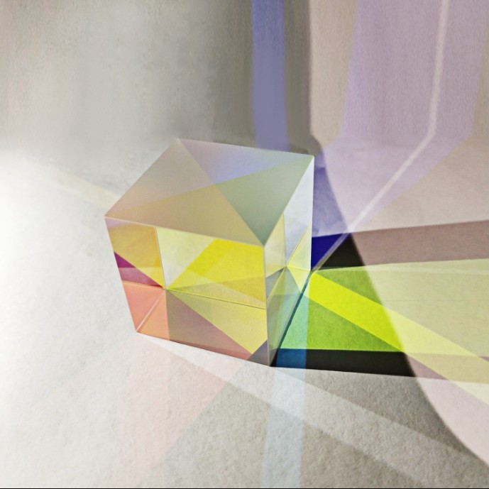 什么是合色棱鏡？它對投影儀有哪些作用？