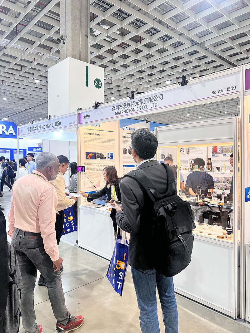 激埃特展會(huì)上紅外鏡頭吸引國外友人參觀