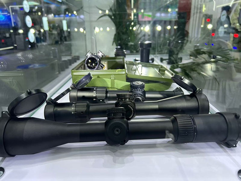激埃特槍瞄鏡頭展品