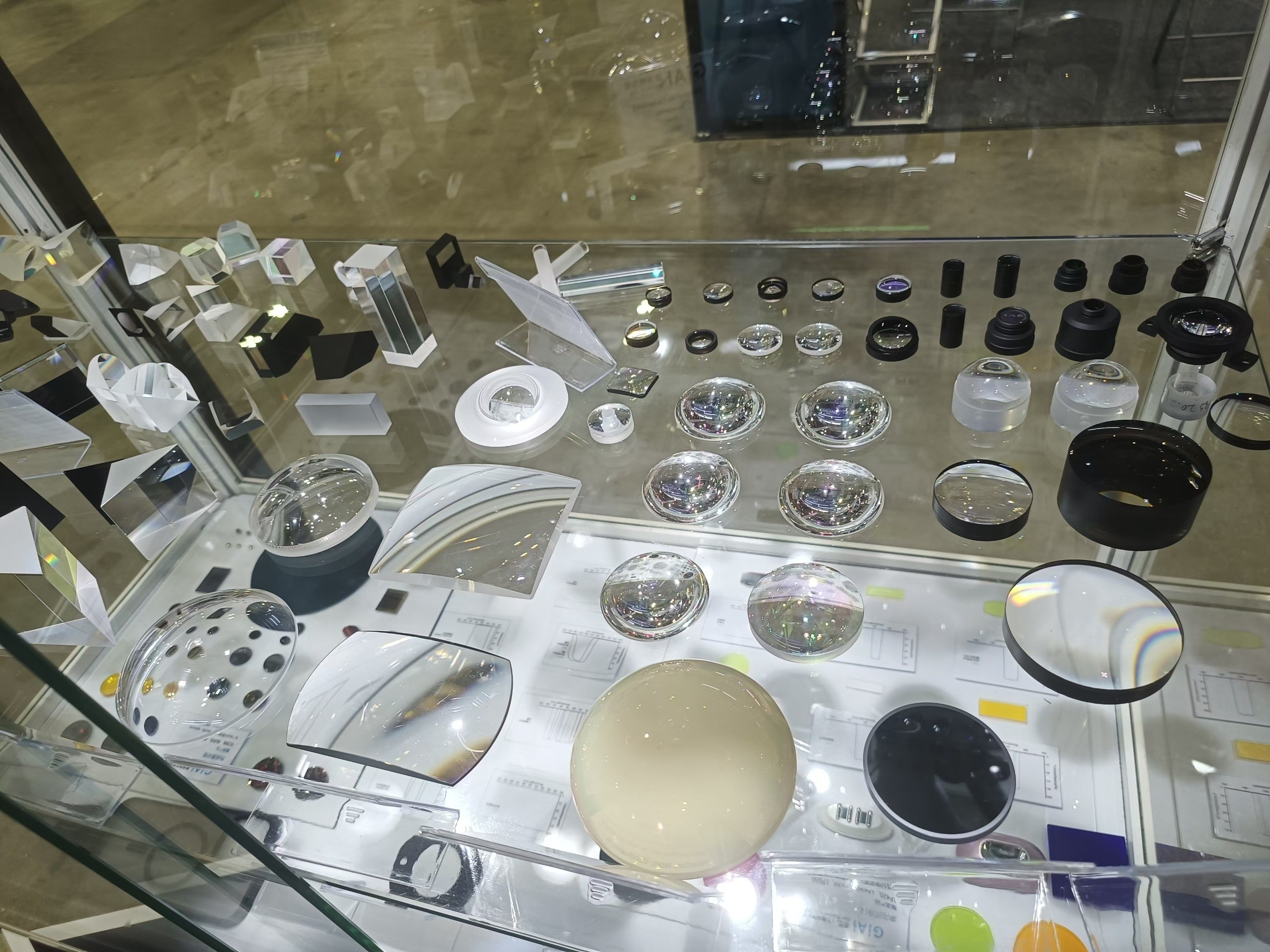 濾光片 非球面點(diǎn)車與一體模壓工藝對(duì)比與應(yīng)用表現(xiàn)