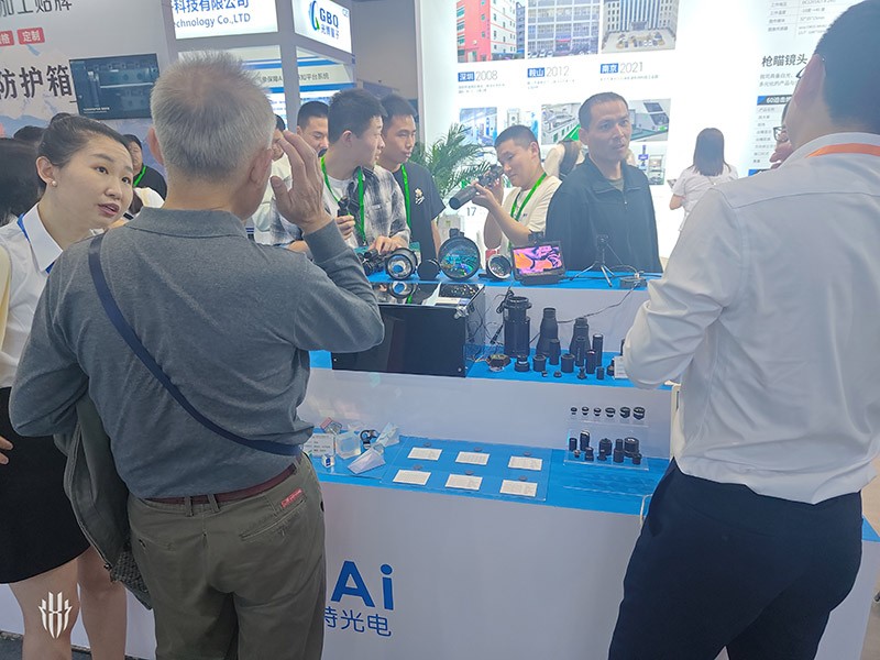 激埃特工作人員為現(xiàn)場人員講解 激埃特工作人員為現(xiàn)場人員講解